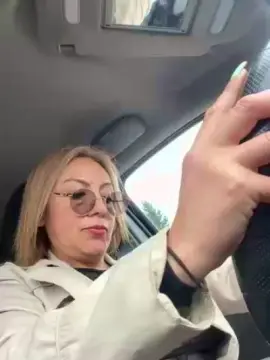 Cam4 Live Sex Cam of charlotte_milf3