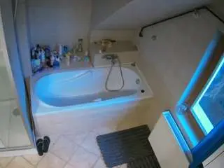 Camsoda Adult Video Chat of voyeurcam-julmodels-bath-2nd-1