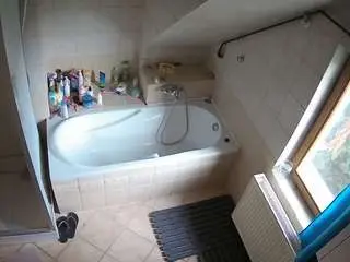 Camsoda Nude Webcam of voyeurcam-julmodels-bath-2nd-1
