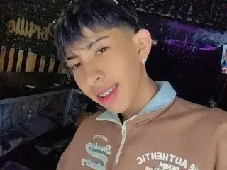 Streamate Nude Webcam of Tommy_Foxx