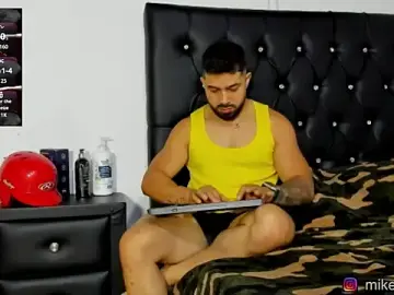 Stripchat Sex Cam of mikeblaree