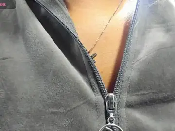 Stripchat Free Porn Cam of miaa_scott7