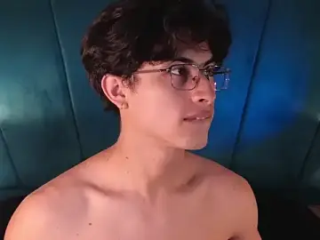 Stripchat Sex Cam of Aaron_Eze