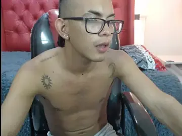 Stripchat Free Porn Cam of maximiliano_hotdevil