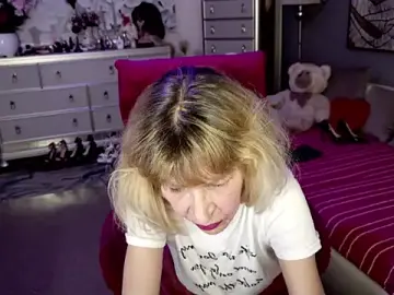 Stripchat Live Sex Cam of HornyMilf_555
